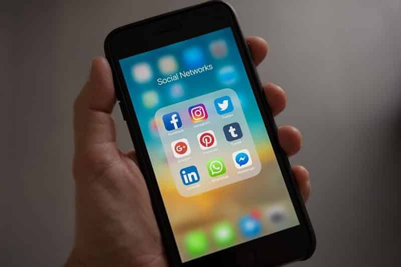 Influencer bekerja dengan menggunakan media sosial, sementara KOL tidak